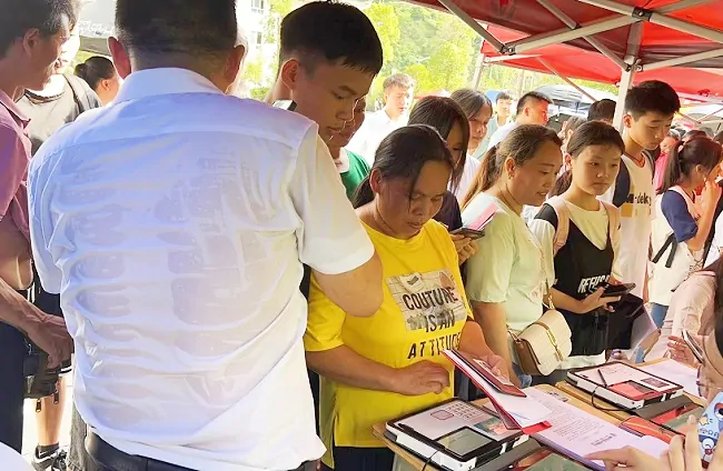 剑河富民村镇银行：深入校园 解家长之惑