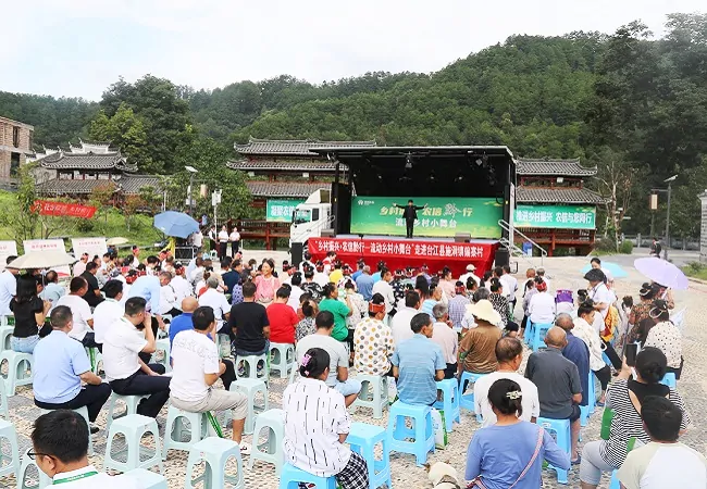 贵州农信&ldquo;乡村振兴&middot;农信黔行&mdash;&mdash;流动乡村小舞台&rdquo;巡演走进台江