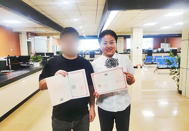 岑巩农信联社发放岑巩县首笔带押过户贷款业务