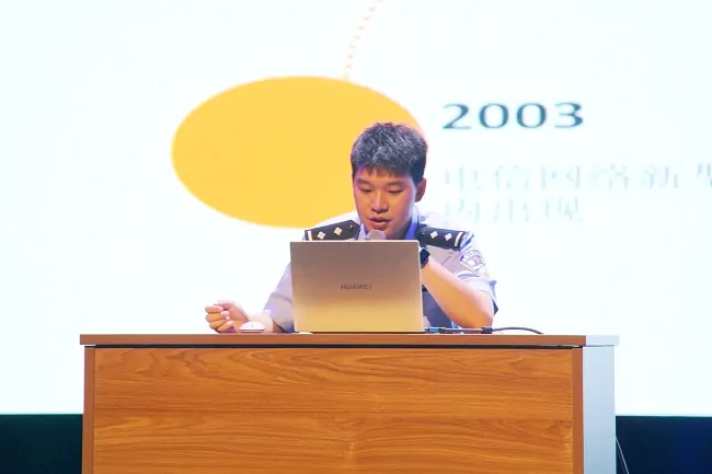 （图为：公安干警宣讲“校园贷”危害）.jpg