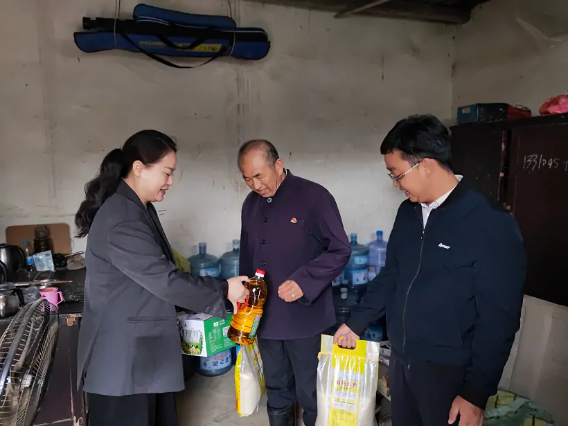 新华保险黔东南中支党支部到施秉县城关镇新红村开展慰问贫困老党员活动以及金融宣教、反洗钱、防范非法集资、防范电信