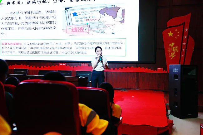锦屏农信联社工作人员进行宣讲.png