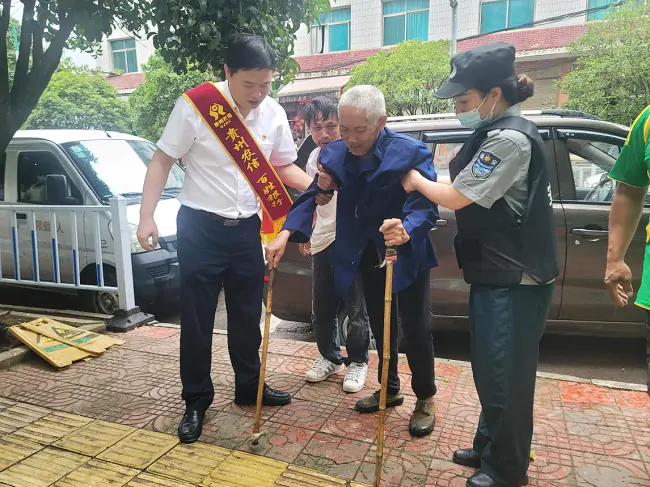 丹寨农商银行&ldquo;大堂经理体验日&rdquo;新面孔、心服务