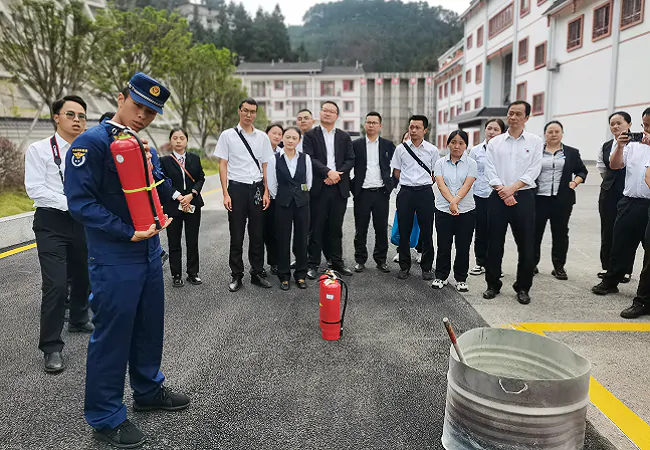 （图为：消防人员讲解灭火器使用方法并进行灭火演练）.png