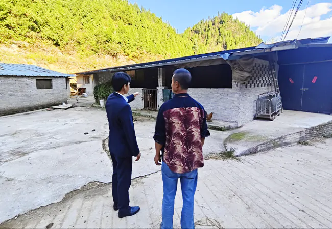 （图为 走访养殖户，收集整村授信信息）.png