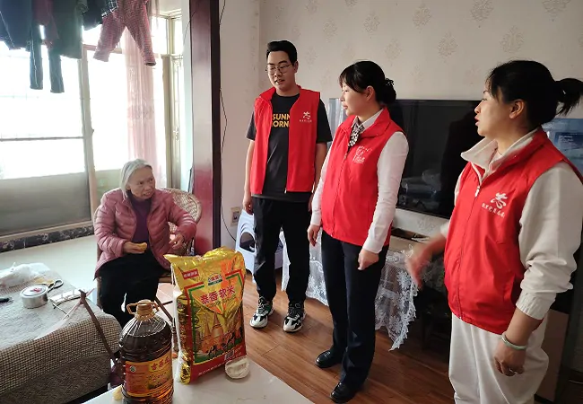 图为：看望困难老人.jpg