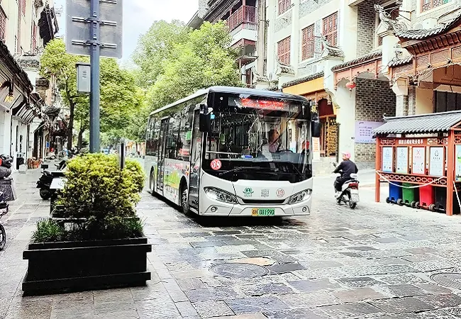 (图为:穿梭在镇远古镇的公交).jpg