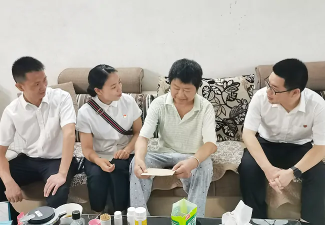 （图为：该行在“七一”建党节慰问困难党员）.png