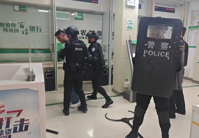 （图为：台江农信联社营业网点开展防恐防暴应急演练）.png