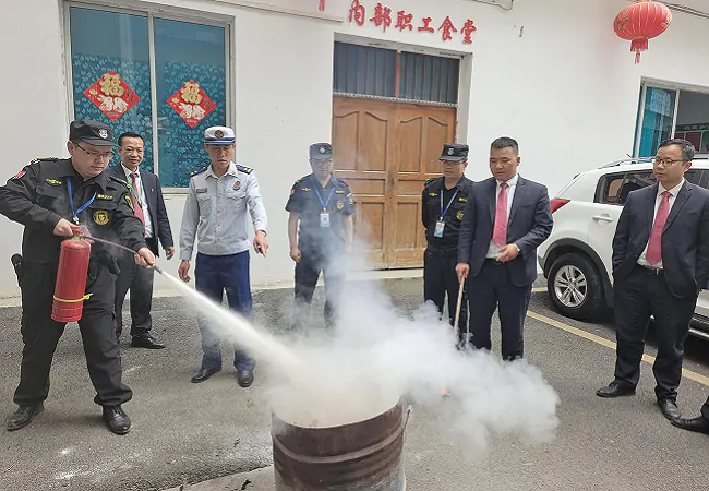 （图为：台江农信联社员工进行消防安全实操）.png
