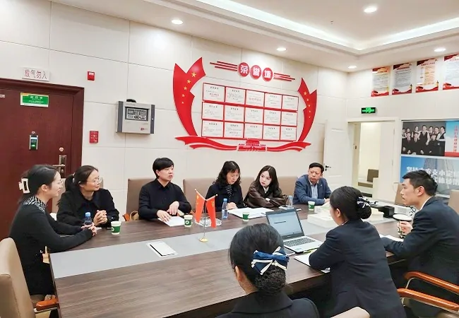 黔东南州银行业协会到凯里农商银行大十字支行开展文明规范服务十佳网点复查工作