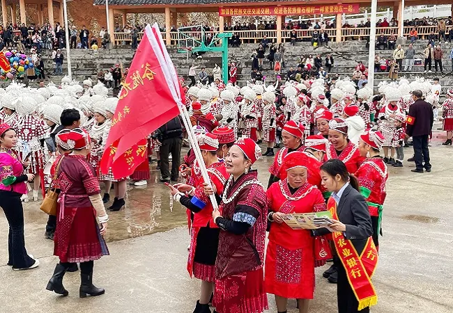 农业银行黄平县支行员工向少数民族宣传金融知识 (2).jpg