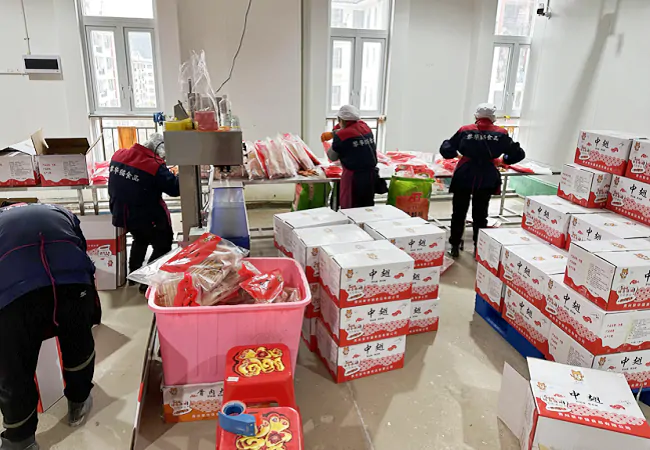 （图为：工人正在打包产品准备邮寄）2.png