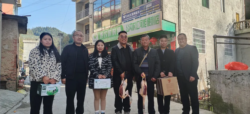 中国人寿黔东南分公司到天柱县公闪村开展帮扶捐赠