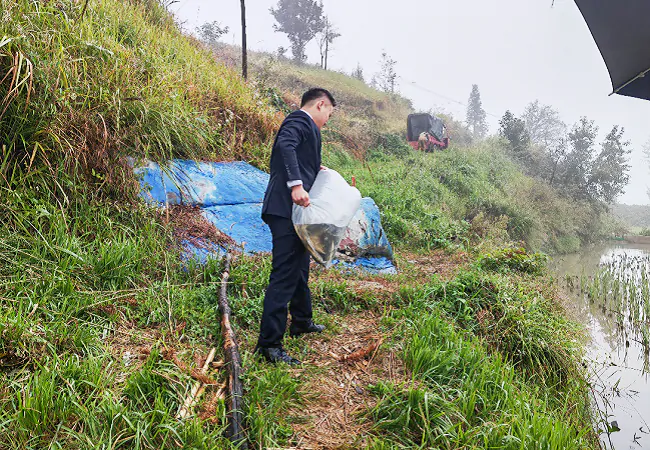 （图为：东湖支行客户经理帮助农户搬运田鱼）.png