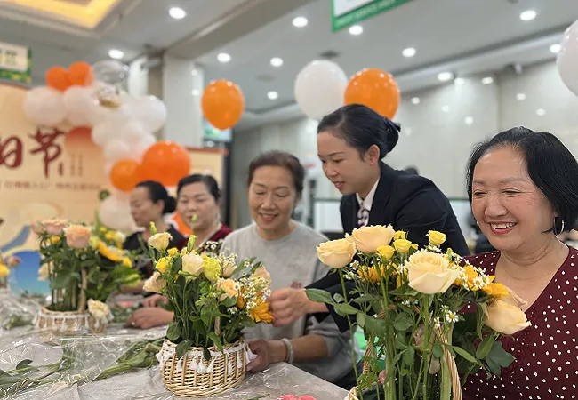 （图为：老年人体验“插花”活动）.jpg