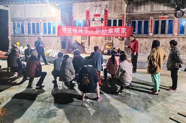 （图为：驻村干部宣传金融知识）.png
