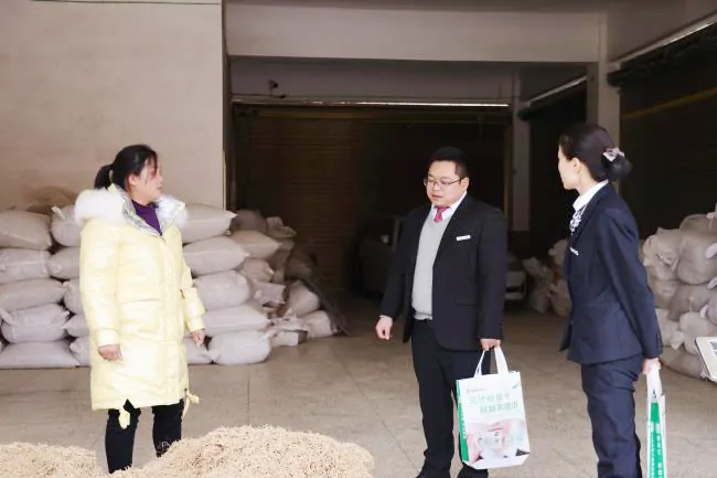 (图为 施秉农信联社工作人员走访药材销售商).png