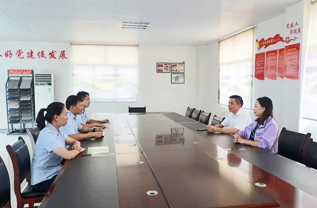 图为邮储银行黔东南州分行辖内榕江县支行开展走访企业活动.JPG