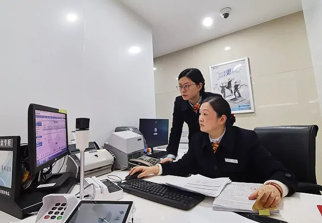 图为分行营业室员工坚守岗位，办理国库经收业务，为做好金融服务“收好官”“开好头”紧张地忙碌着.jpg