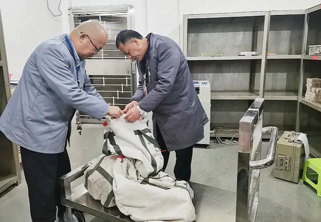 图为分行本部员工默默服务奉献，用实际行动保障全行业务稳健运营，全力保障客户的各项权益和财产安全.jpg