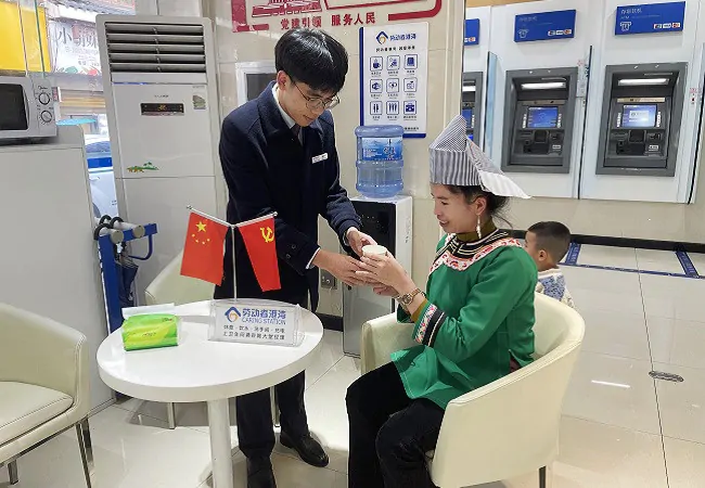 图为建设银行榕江支行“劳动者港湾”为少数民族群众提供公益服务.jpg
