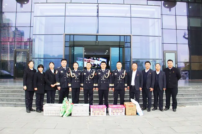 节日送祝福 情深暖警心&mdash;&mdash;凯里农商银行在&ldquo;人民警察日&rdquo;走访慰问公安干警