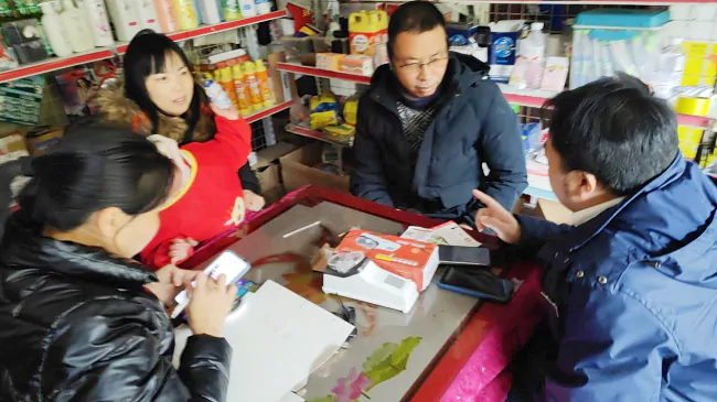 (图为:工作人员走近商户宣传)11.png