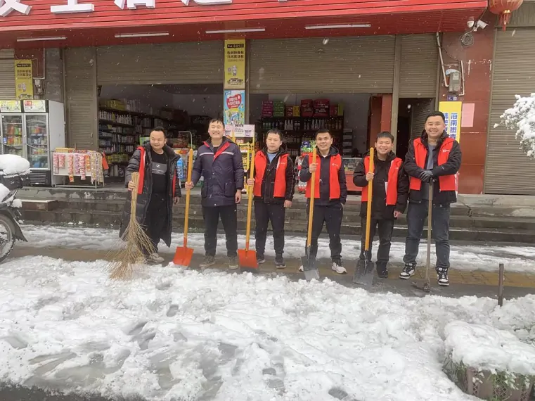 人保财险贵州黔东南分公司：扫冰出行 传递人保温度