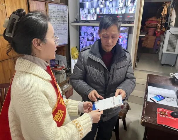 新华保险黔东南中支到凯里市韶山南路中银港小区开展2024年&ldquo;今冬明春&rdquo;防范非法集资宣传活动