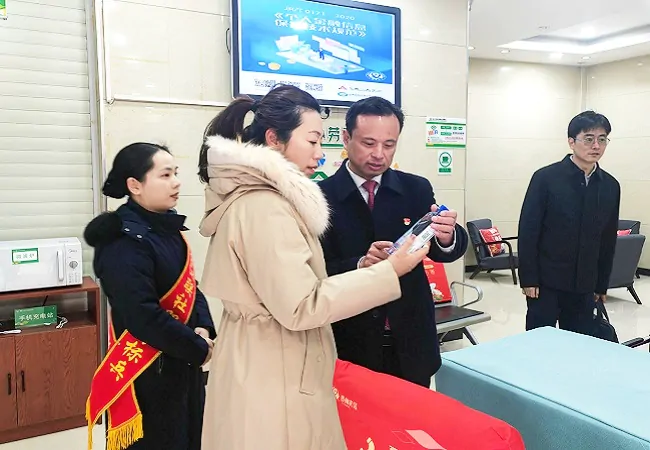 省总工会副主席卿春一行慰问台拱信用社户外劳动者服务站点