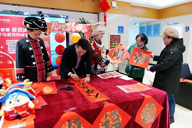 图为建设银行黔东南州分行营业室“劳动者港湾”“送龙福 进万家”活动现场.JPG