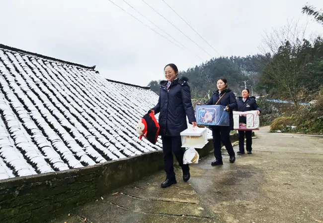 (图为:丹寨农商银行工作人员为困难群众送去过冬物资).png