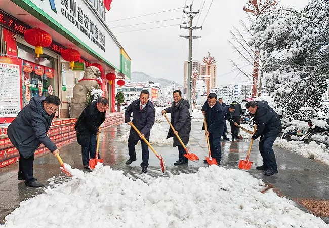 全力以赴保畅通 扫雪除冰不停歇.jpg
