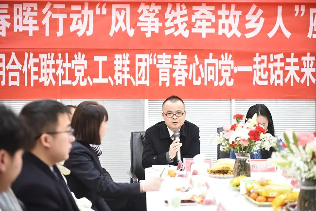 （图为：沙龙会青年座谈会现场  ）.jpg