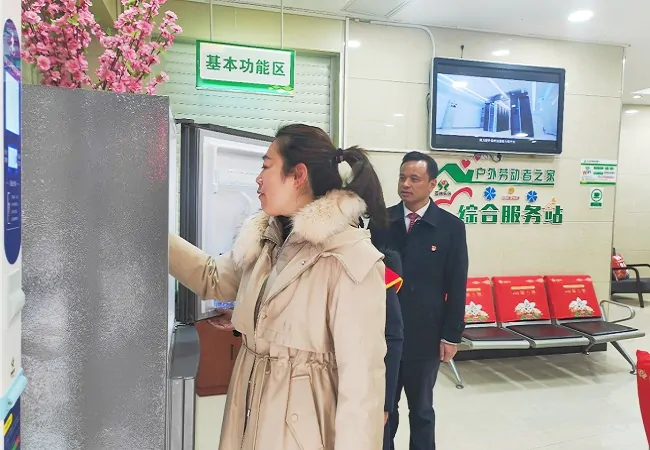 图为：卿春副主席查看服务站点的设施设备情况.jpg
