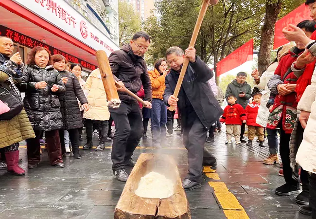 打年糕、送春联，我们陪您过大年