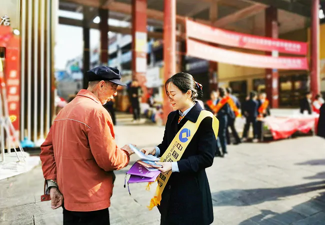 图为：建设银行黎平支行青年志愿者为老年群体宣传防范电信诈骗金融知识.png