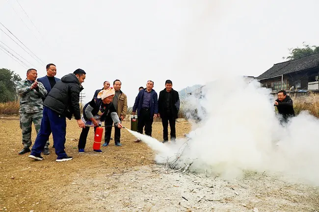 图三为指导村民如何使用灭火器材.jpg