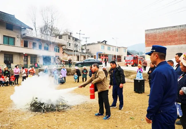 图四为指导村民如何使用灭火器材.jpg