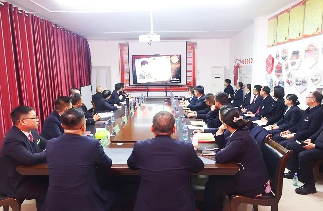 图:麻江农商银行集中收看宣传教育片.JPG