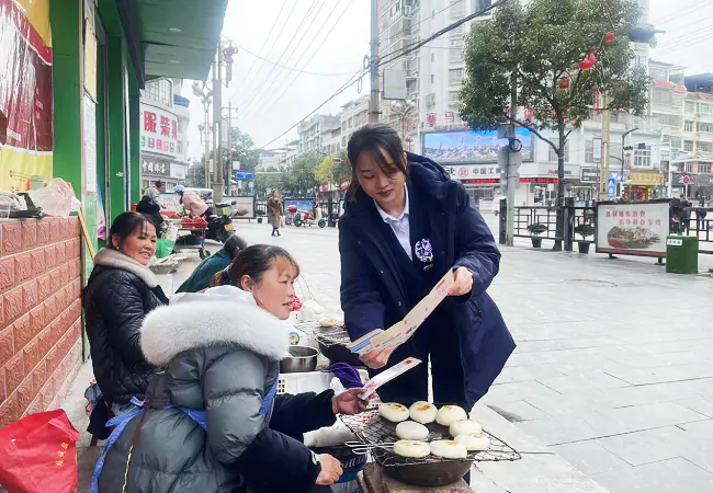 雷锋精神薪火传  贵州银行麻江支行金融知识宣传&ldquo;不打烊&rdquo;