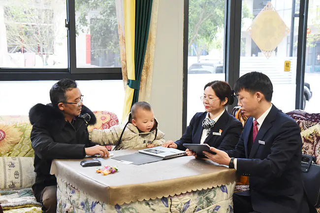 (图为：客户经理上门为客户办理业务).png