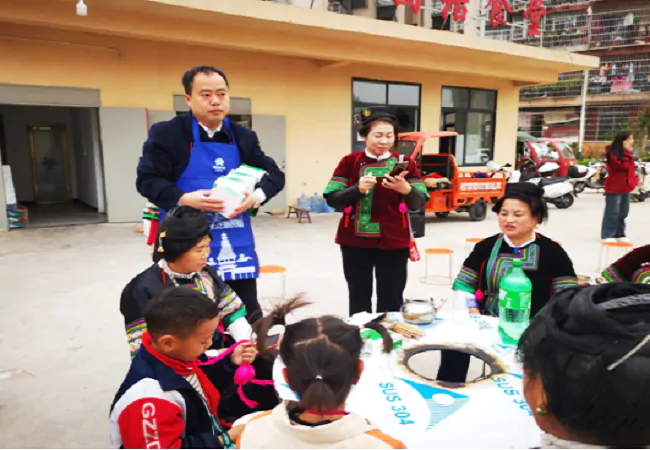 榕江农信联社卧龙分社积极到社区开展帮工服务