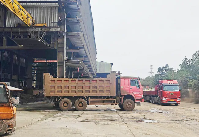 （图为  企业生产车间钢材运输繁忙景象）.png