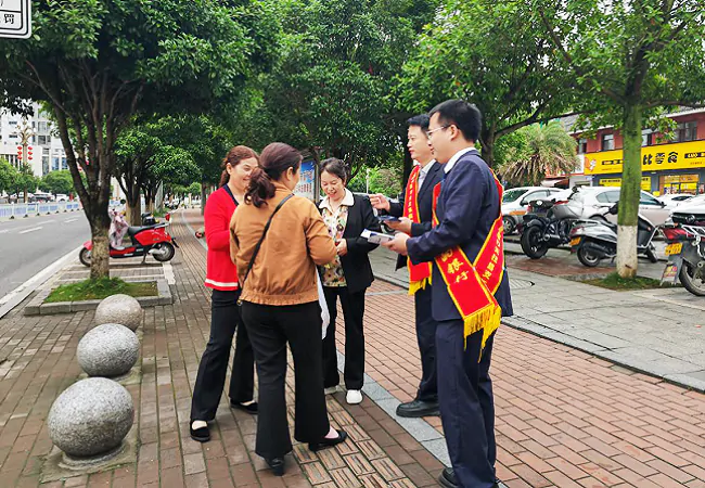 （图为：农发行天柱县支行上街头宣传防灾减灾知识）.png