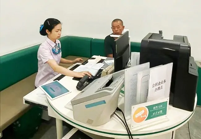 图为农业银行黄平旧州支行工作人员为群众提供“一站式”公积金服务现场.jpg