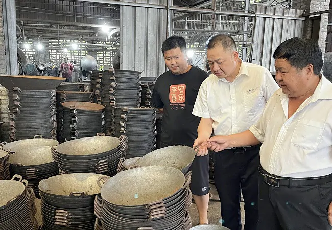 镇远农商银行助力90后小伙传承非遗铁锅铸造技术