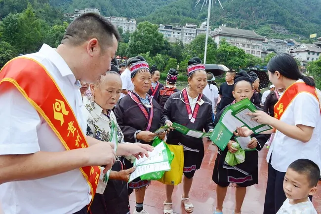 图为：剑河农商银行工作人员向群众宣传金融产品 (2).jpg