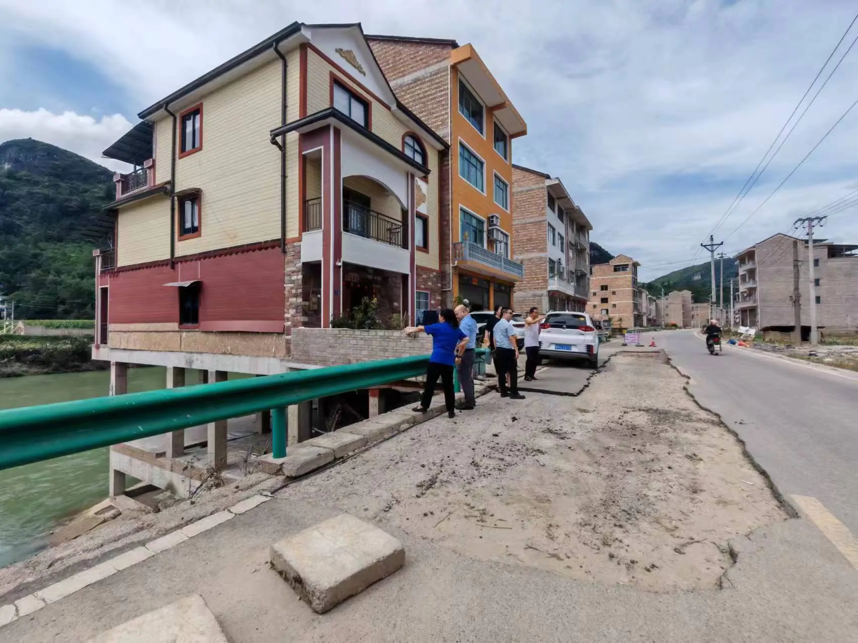 共担风雨 情系一线&mdash;&mdash;中国太保寿险黔东南中支赴镇远县慰问受灾员工